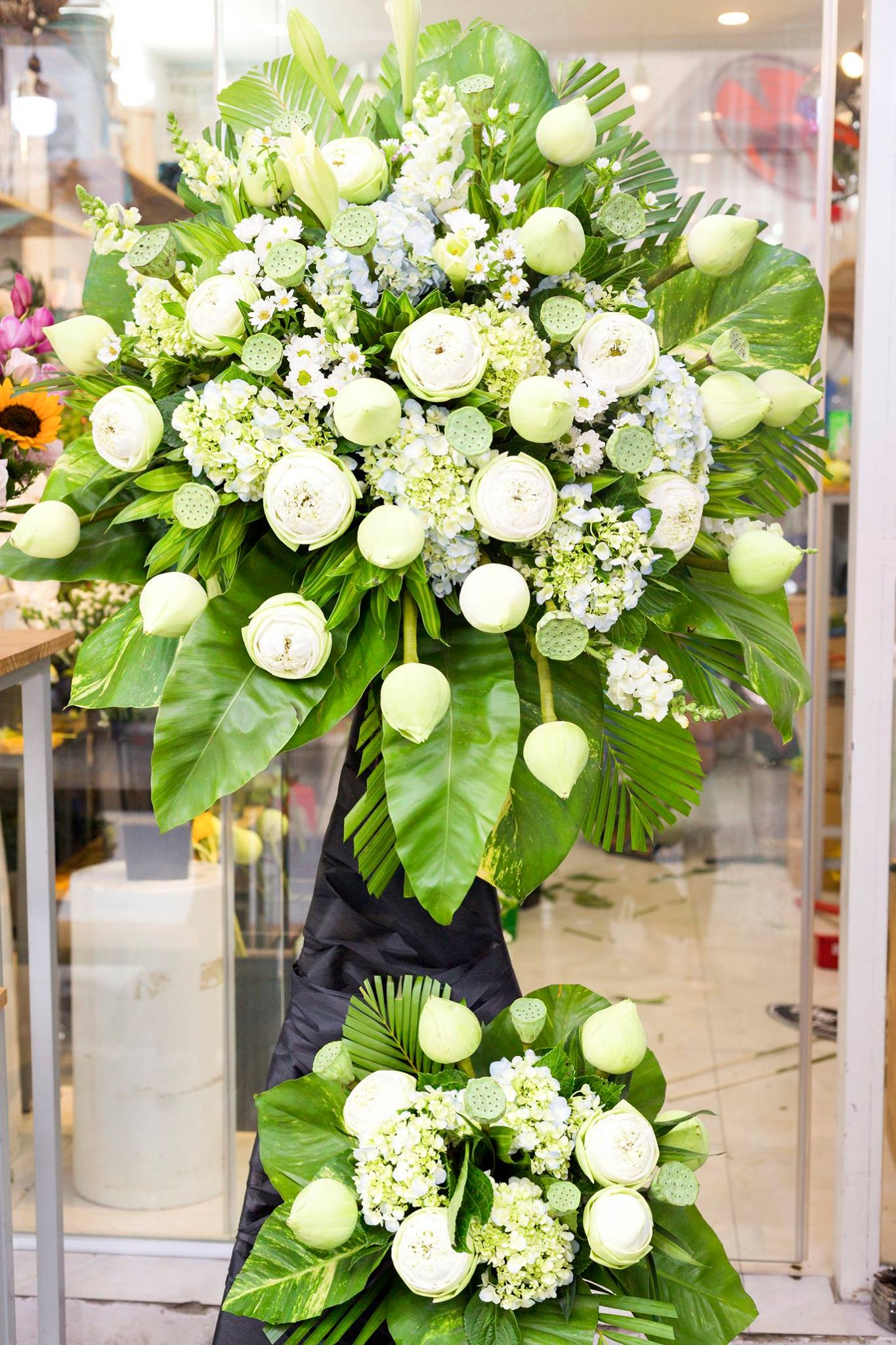 Kệ hoa sen trắng đám tang có giá khoảng bao nhiêu?