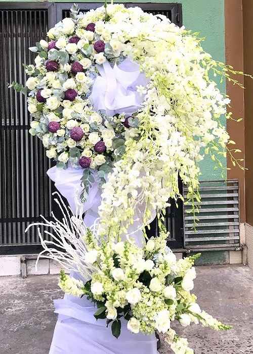 ưu tiên lựa chọn các loại hoa được sử dụng trong đám tang