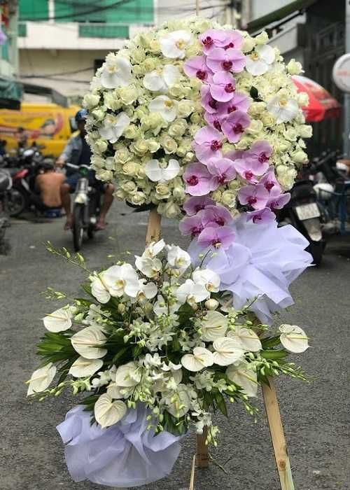 Kệ hoa tang lễ bằng hoa lan hồ điệp và hoa hồng môn