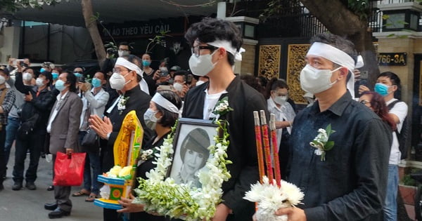 lẵng hoa đám tang được gửi đến kính viếng nghệ sĩ Kim Huệ