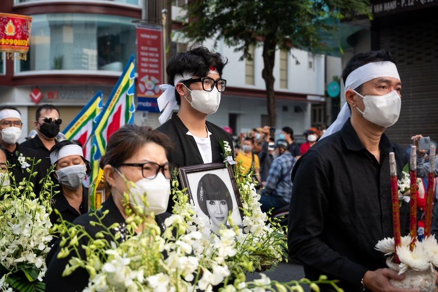 Hình ảnh đám tang Kim Huệ cùng với gia đình