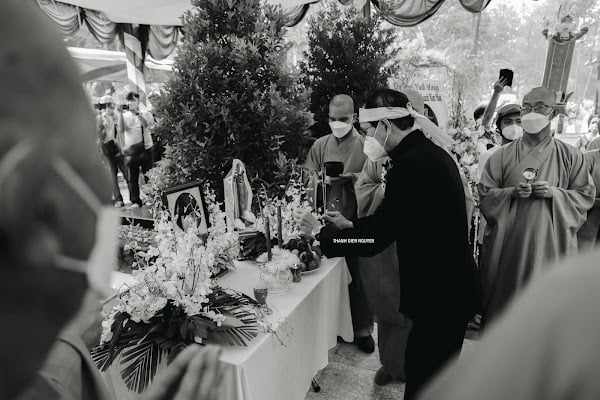 Hình ảnh đám tang Kim Huệ trắng đen
